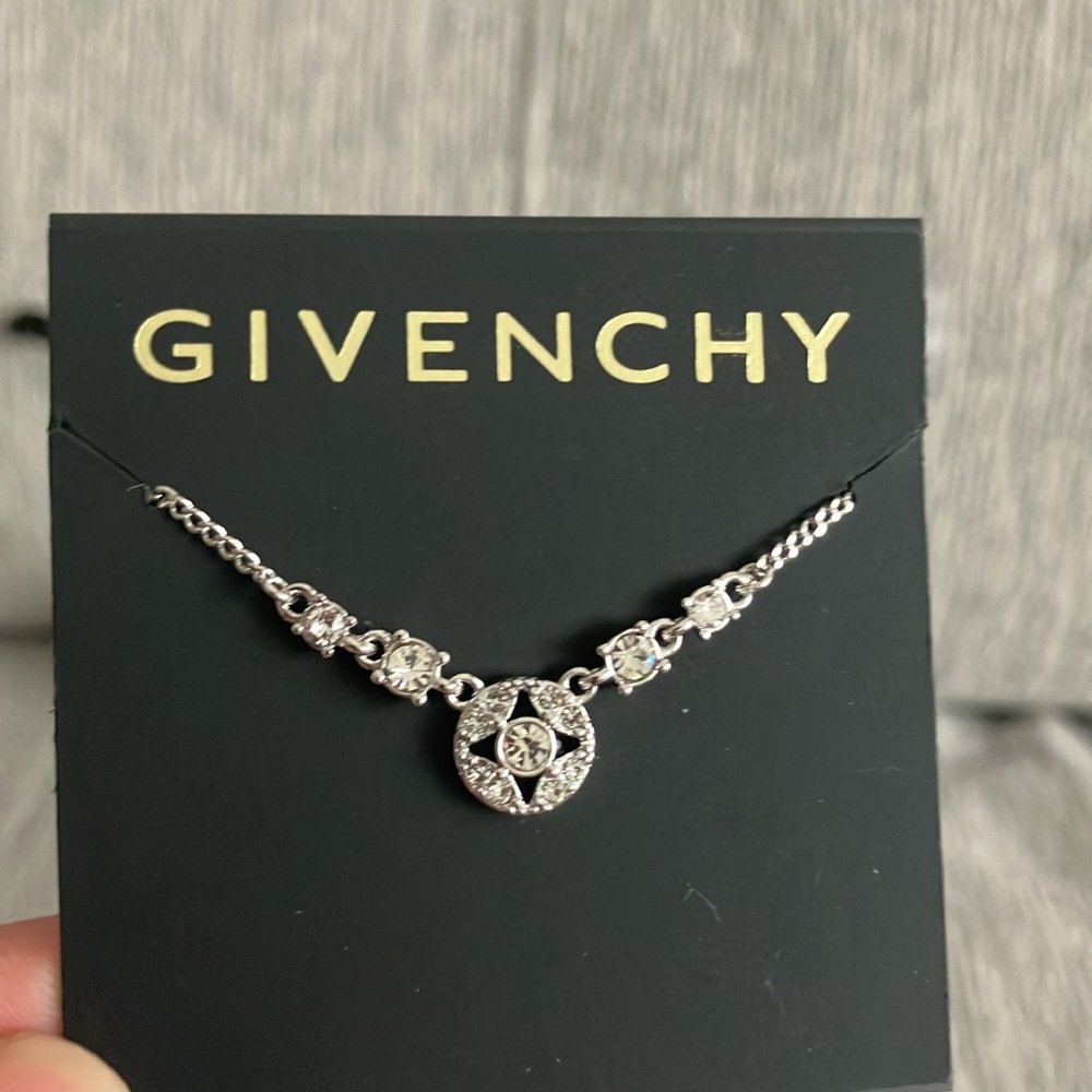 Givenchy necklace - Picture 3 of 14